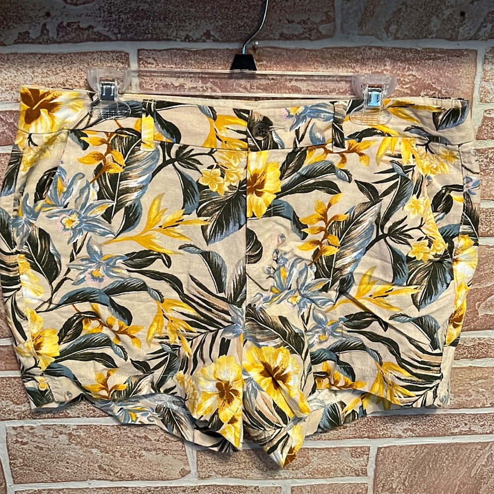 Old navy women’s linen tropical shorts Size 12